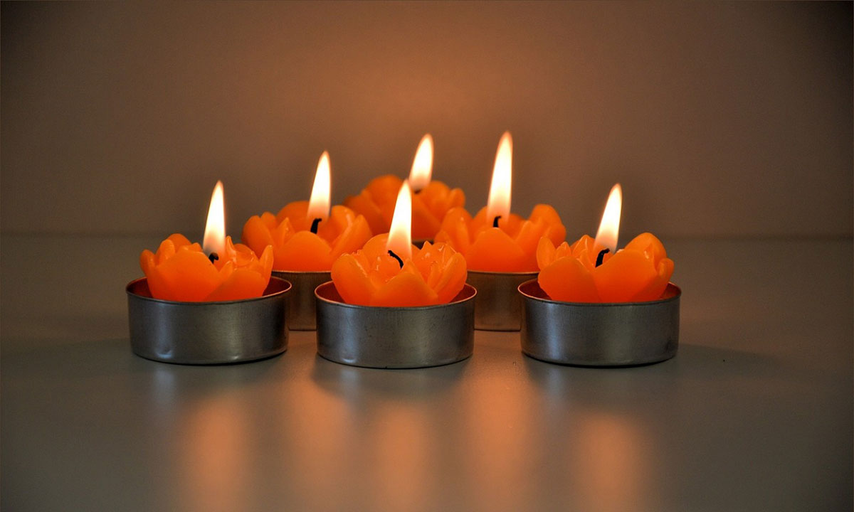 velas naranjas encendidas