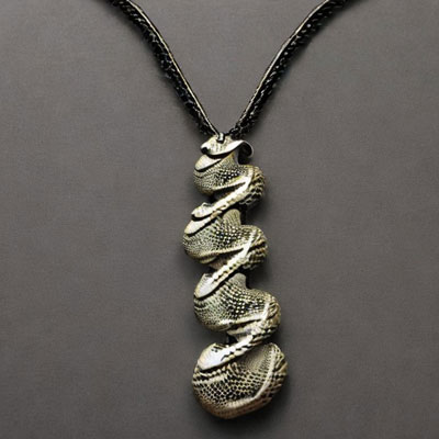 amuleto cascabel de serpiente significado