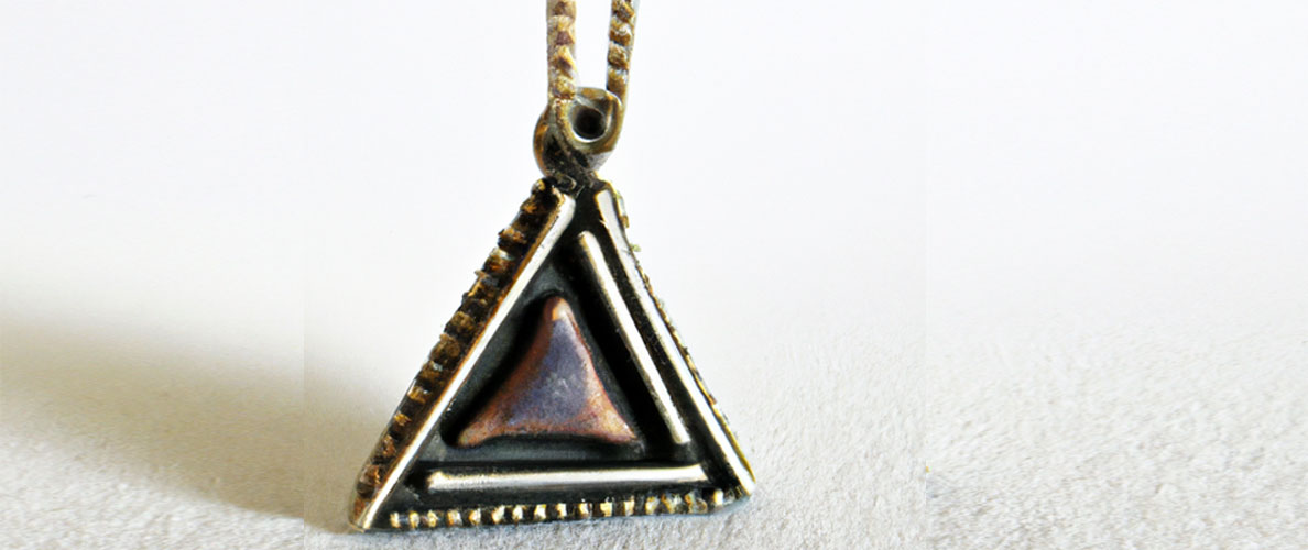 amuleto piramide de piscis